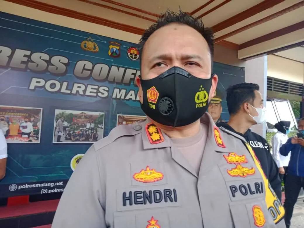 Kapolres Malang AKBP Hendri Umar memberikan keterangan tentang penembakan Gus Idris.