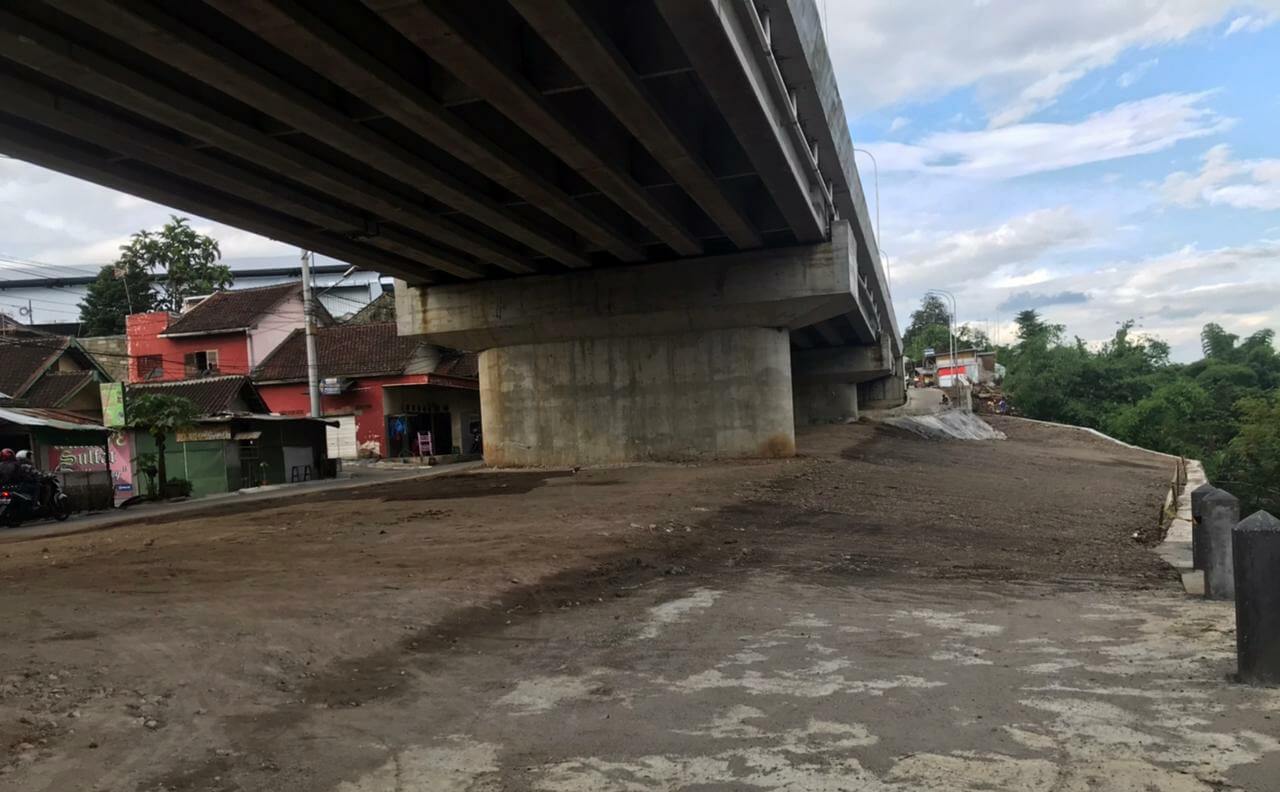 Lahan kosong yang berada di bawah jembatan Kedungkandang yang direncanakan bakal diberi Skatepark dan lapangan basket. (foto:Azmy)