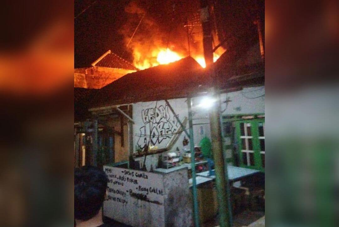 Pemadaman api di rumah Jalan Peltu Sujono, Kelurahan Ciptomulyo, Kecamatan Sukun, Kota Malang, Senin malam (15/3/2021). Foto: UPT Damkar Kota Malang.
