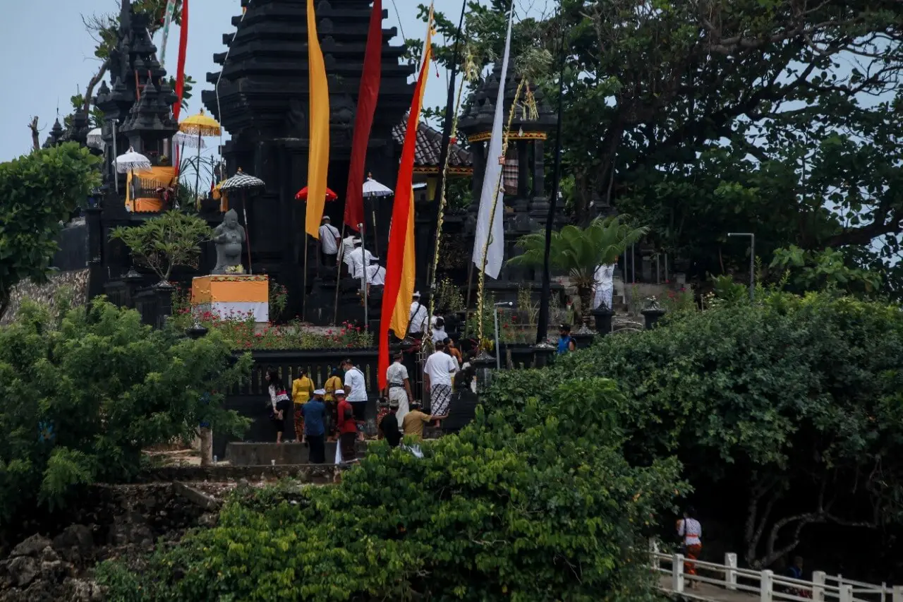Upacara Melasti di Pantai Balekambang, Malang.