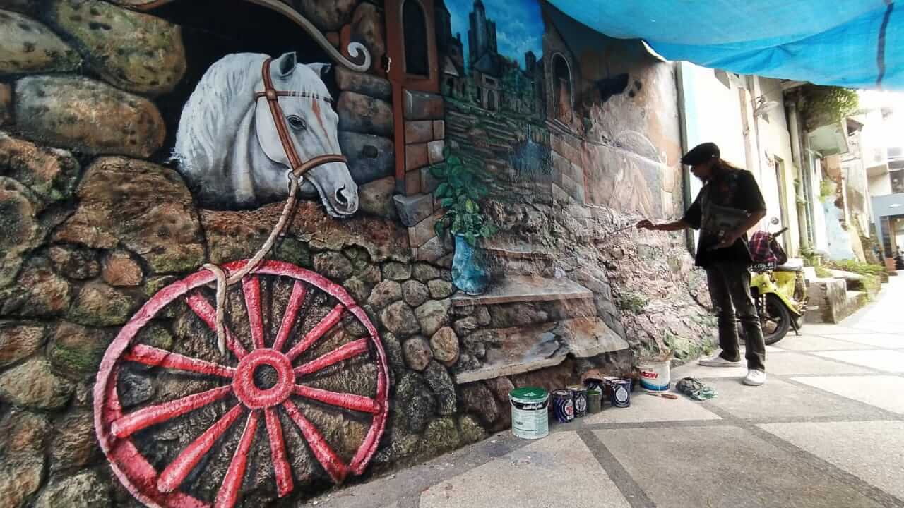 Mural 3D mulai mewarnai tembok di kawasan Perkampungan Kayutangan Heritage.(foto:azmy)