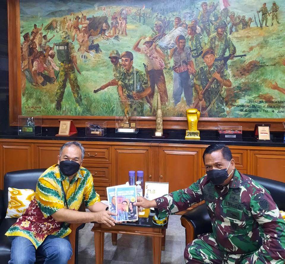 Pakar Komunikasi dan Motivator Nasional, Dr Aqua Dwipayana bersama Pangdam III/Siliwangi Mayjen TNI Nugroho Budi Wiryanto, Sabtu (13/3/2021) pagi. (Foto dok.)