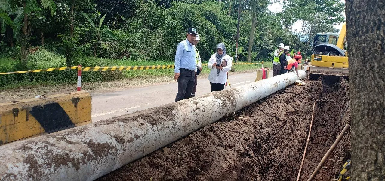 Jajaran direksi Perumda Air Minum Tugu Tirta Kota Malang meninjau perbaikan pipa di Desa Pulungdowo, Tumpang. sebagian foto diambil sebelum masa pandemi COVID-19 (Humas Perumda Air Minum Tugu Tirta Kota Malang)