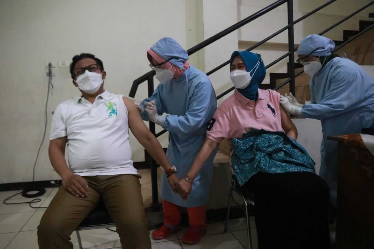 Wali Kota Malang Sutiaji bersama istri Widayati Sutiaji yang merupakan penyintas saat menjalani vaksinasi COVID-19, Selasa (23/3/2021). Foto : Humas Pemkot Malang