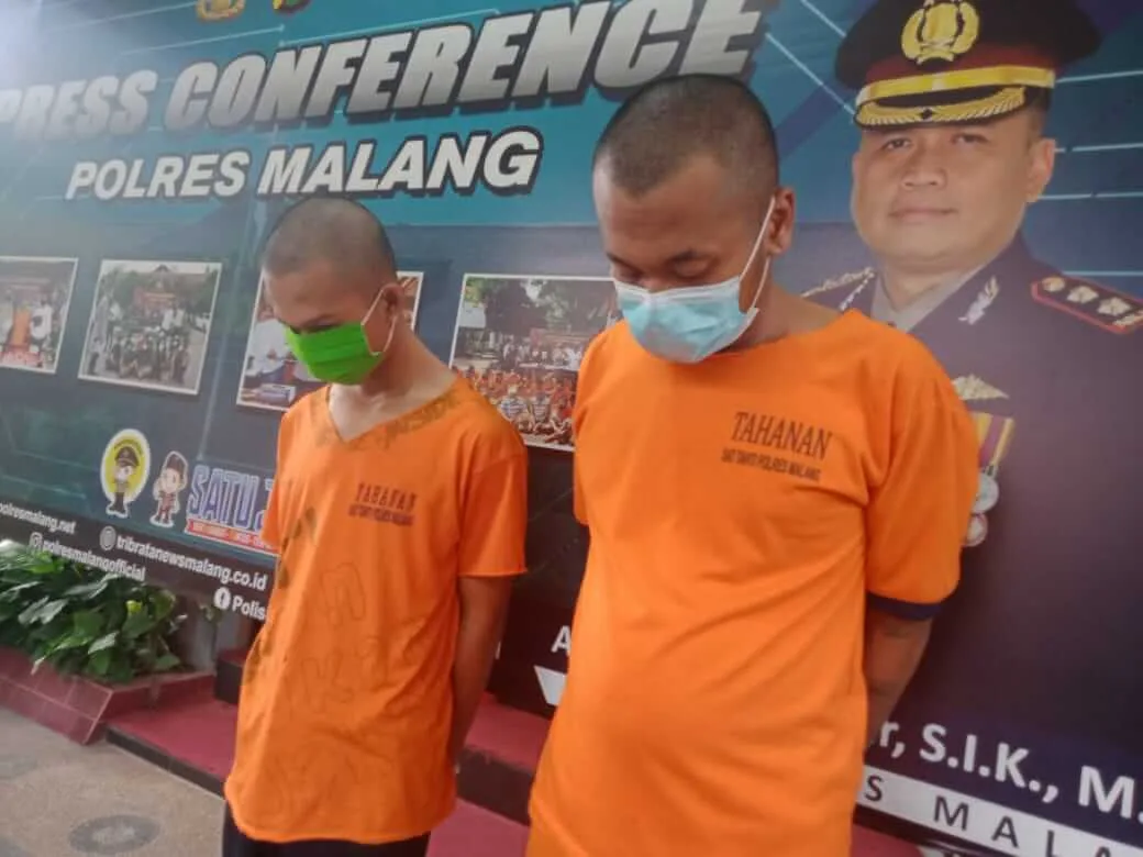 Robby (kana bermasker biru) ketika diamankan Mapolres Malang. (Foto Rizal/ Tugu Malang)