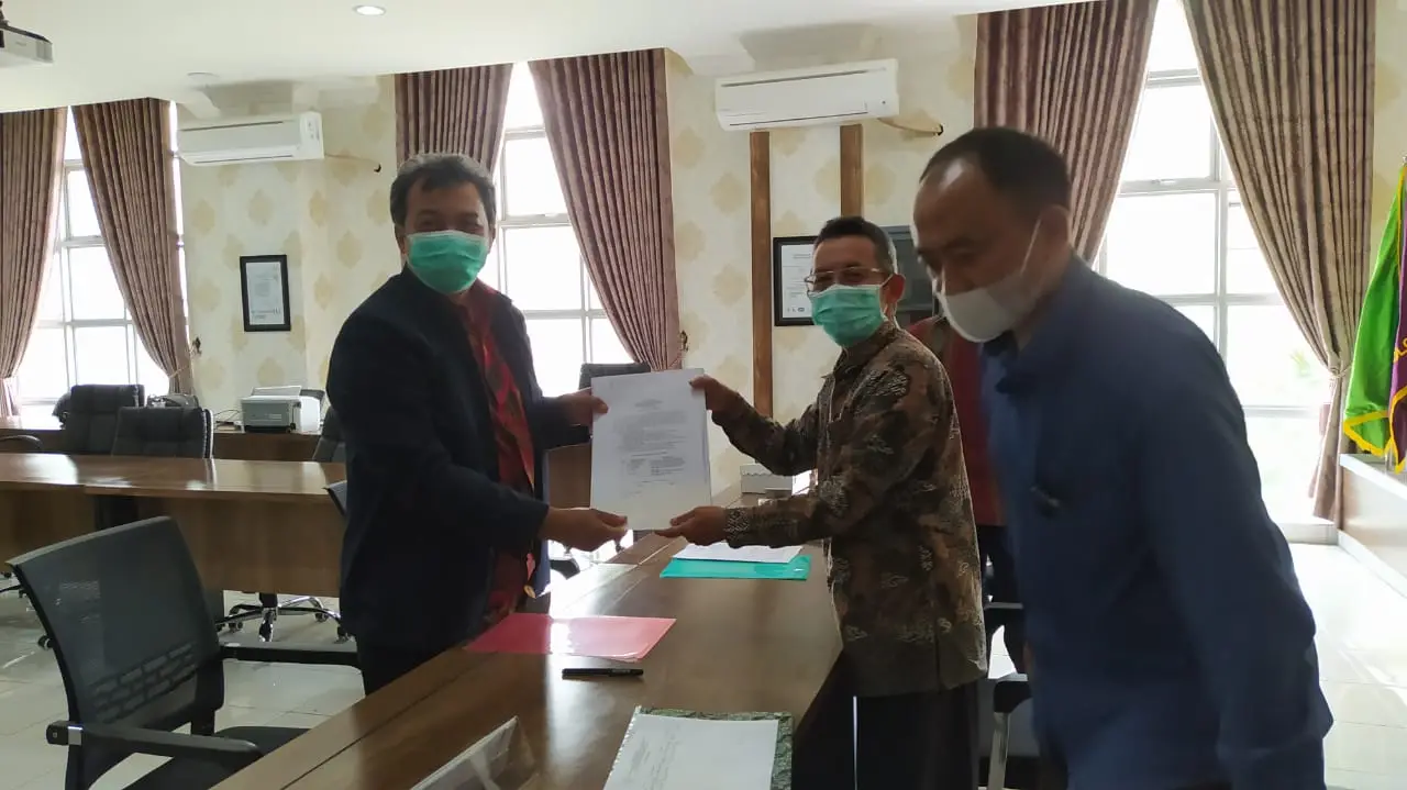 Prof Suhartono saat menyerahkan berkas persyaratan pendaftaran Calon Rektor UIN Maliki Malang periode 2020-2025, Kamis (25/3/2021). Foto : Azmy.