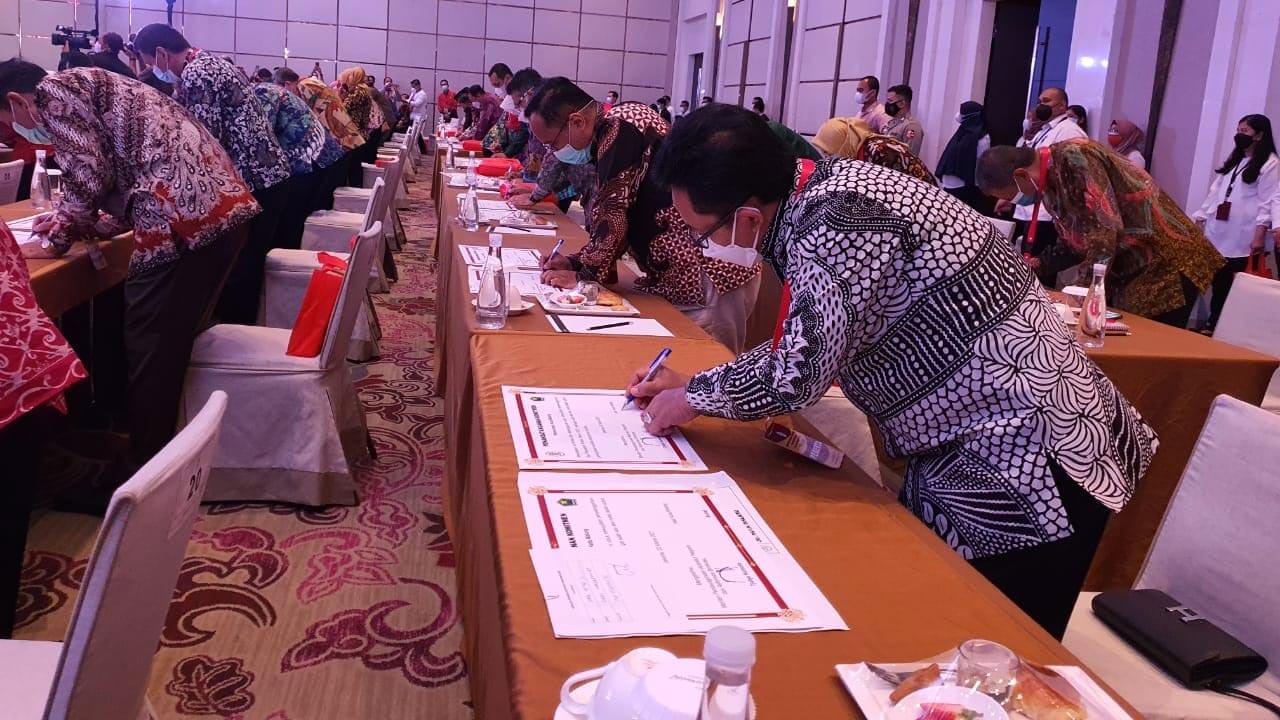 Wali Kota Malang, Sutiaji, menandatangani komitmen bangun MPP di hadapan Kemenpan-RB di Jakarta.