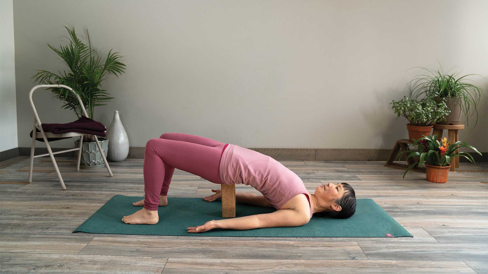 Yoga salah satu cara untuk mengurangi rasa sakit saat menstruasi.(yogajournal).