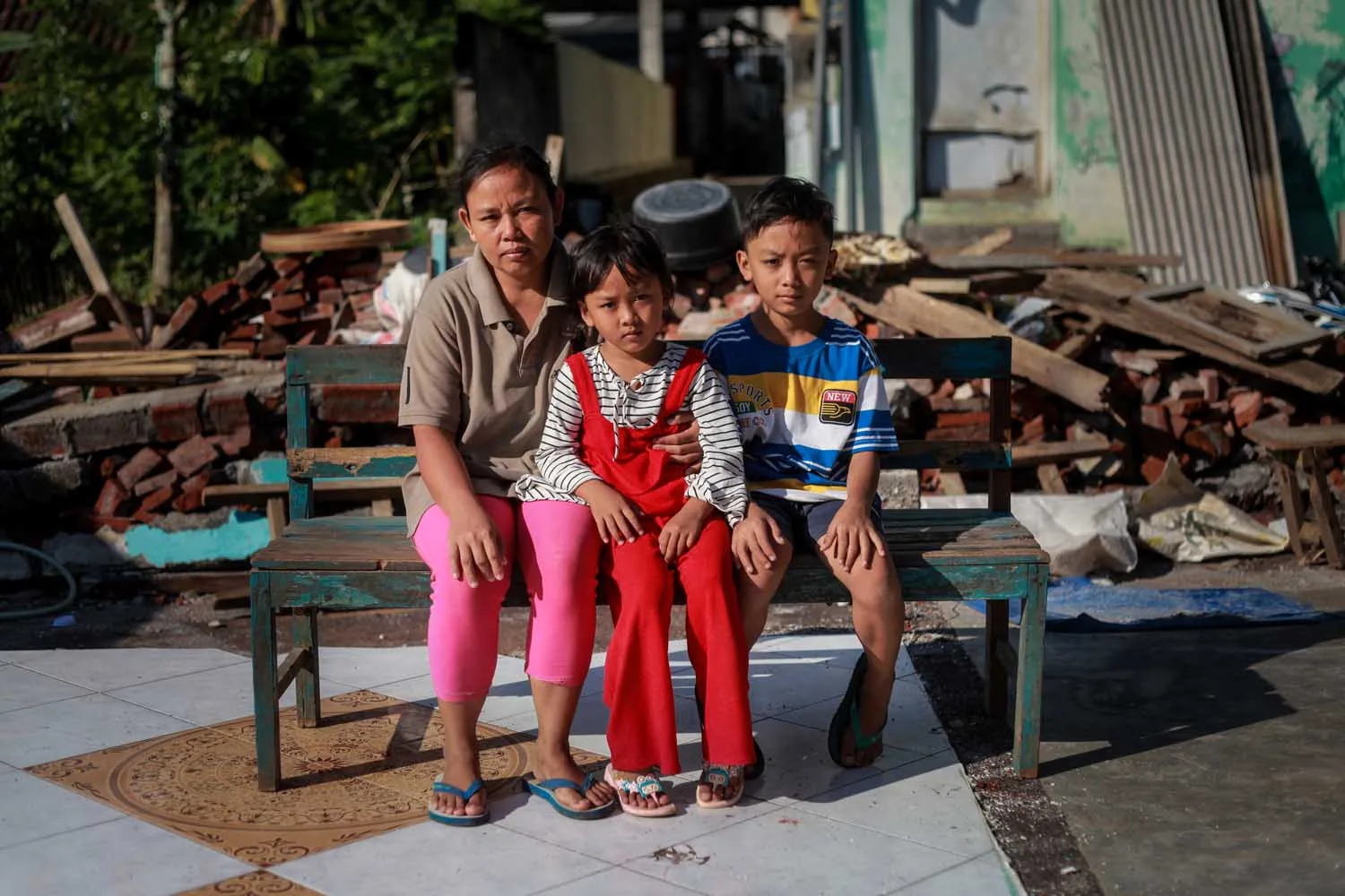 Potret Anita bersama kedua anaknya, Arum sekarang masih sekolah di taman kanak-kanak dan Mahesa kelas 4 SD. (Foto: Bayu Eka)