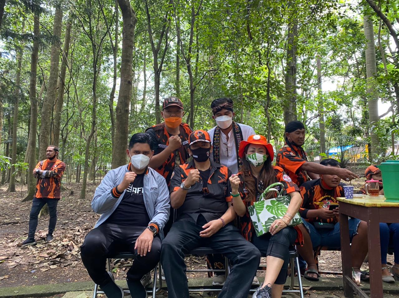 Anggota Komisi C, Ahmad Fuad Rahman (duduk paling kiri) disela sela kunjungannya di Hutan Malabar. (foto: M Sholeh)