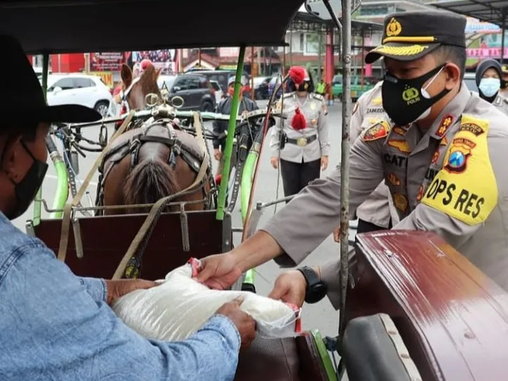 Gelar Operasi Keselamatan Semeru 2021, Polres Batu Sosialisasi Larangan Mudik Sambil Bagi Takjil
