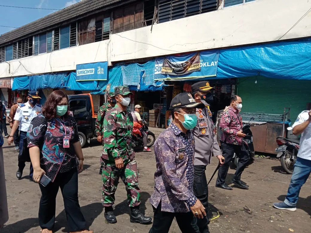 Punjul Santoso, Wakil Wali Kota Batu, usai melakukan sidak di Pasar Besar Kota Batu, Kamis (15/4/2021). Foto: Sholeh/Tugumalang.id