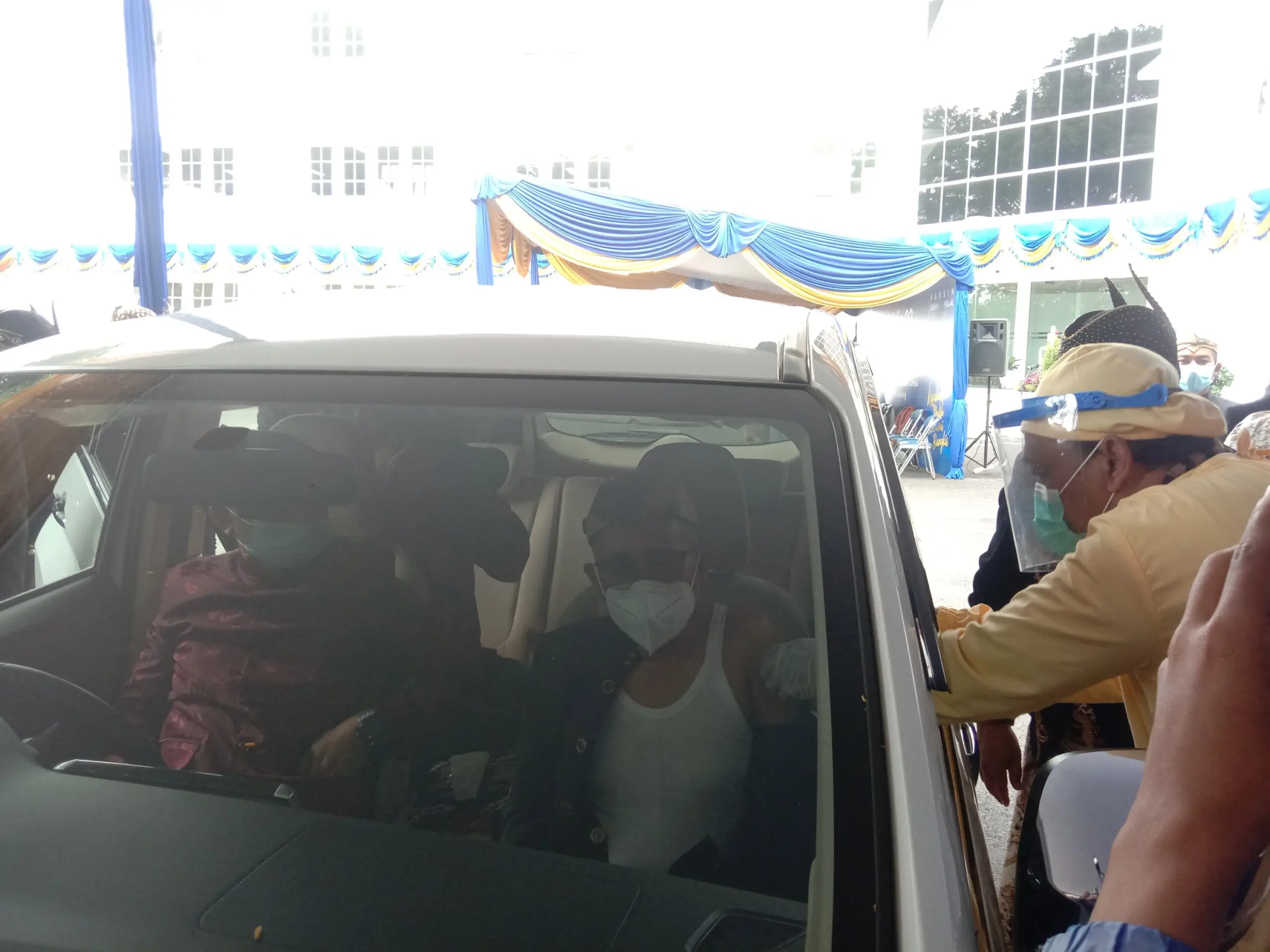 Lansia Kota Malang Ikuti Vaksinasi Drive Thru