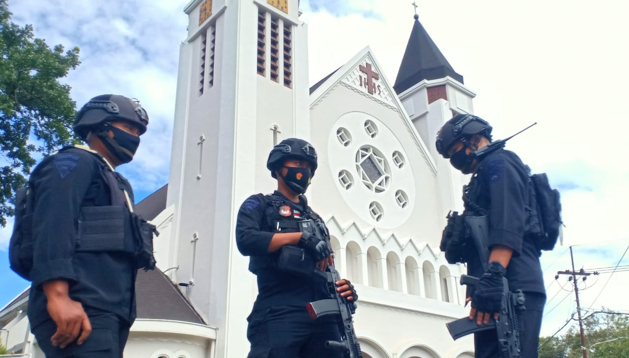 Pengamanan gereja. Foto: Rubianto