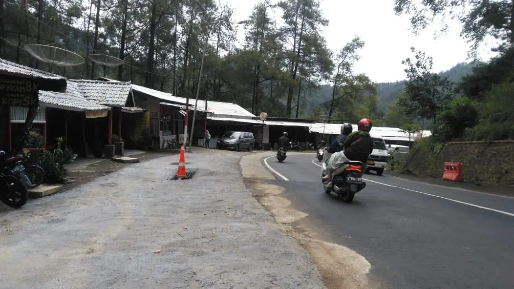 Jalan Retak di Payung Dibenahi, Pedagang Mulai Beraktivitas Kembali
