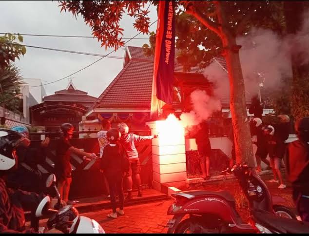 Aksi Aremania menyampaikan aspirasi menuntut konflik dualisme Arema dengan melempar pesawat kertas di depan rumah dinas Wali Kota Malang, pada Senin (5/4/2021). Foto: Istimewa