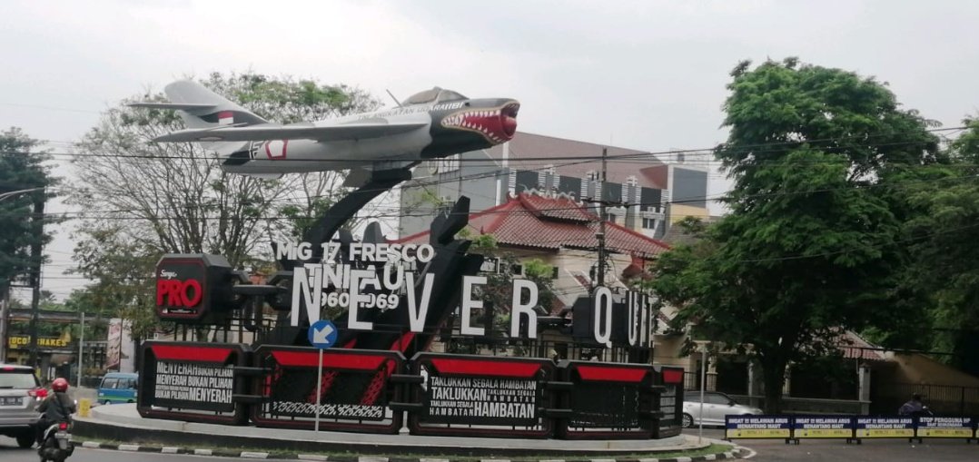 Tampilan Monumen Pesawat MIG-17 Fresco berkolaborasi dengan reklame iklan rokok. Foto : Instagram @joshuanade