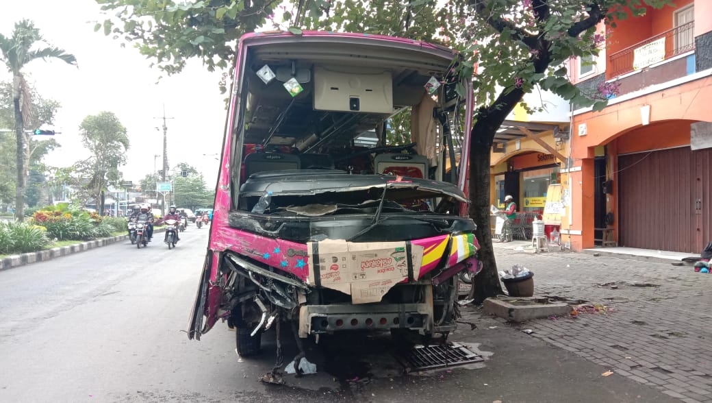 Peristiwa kecelakaan melibatkan 2 kendaraan besar hingga ringsek di Jalan Ki Ageng Gribig Kota Malang, pada Sabtu (10/4/2021). Foto: Istimewa