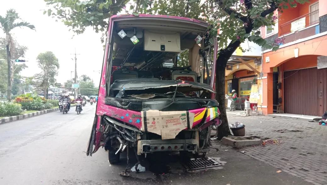 bus - Hindari Pejalan Kaki, Bus Tiara Mas Tabrak Truk Tronton