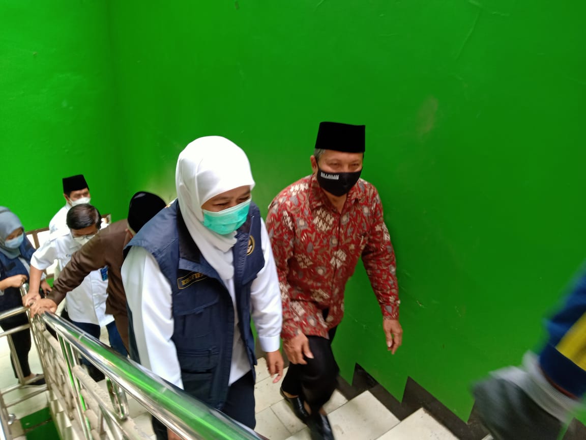 Khofifah melakukan tinjauan di MAN 2 Turen Kabupaten Malang. Foto: M Sholeh