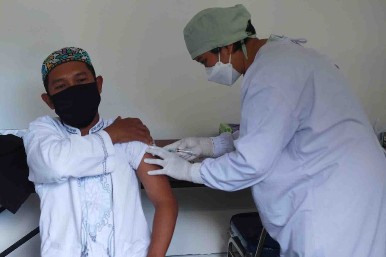 Vaksinasi COVID-19 tahap 2 di Kota Malang. Foto: Ben