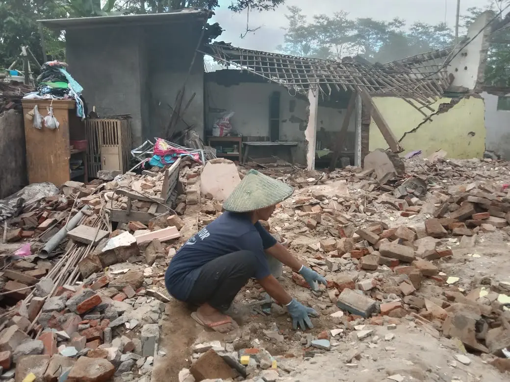 Rumah Runtuh, Buruh Tani di Dampit Numpang Tidur di Tetangga