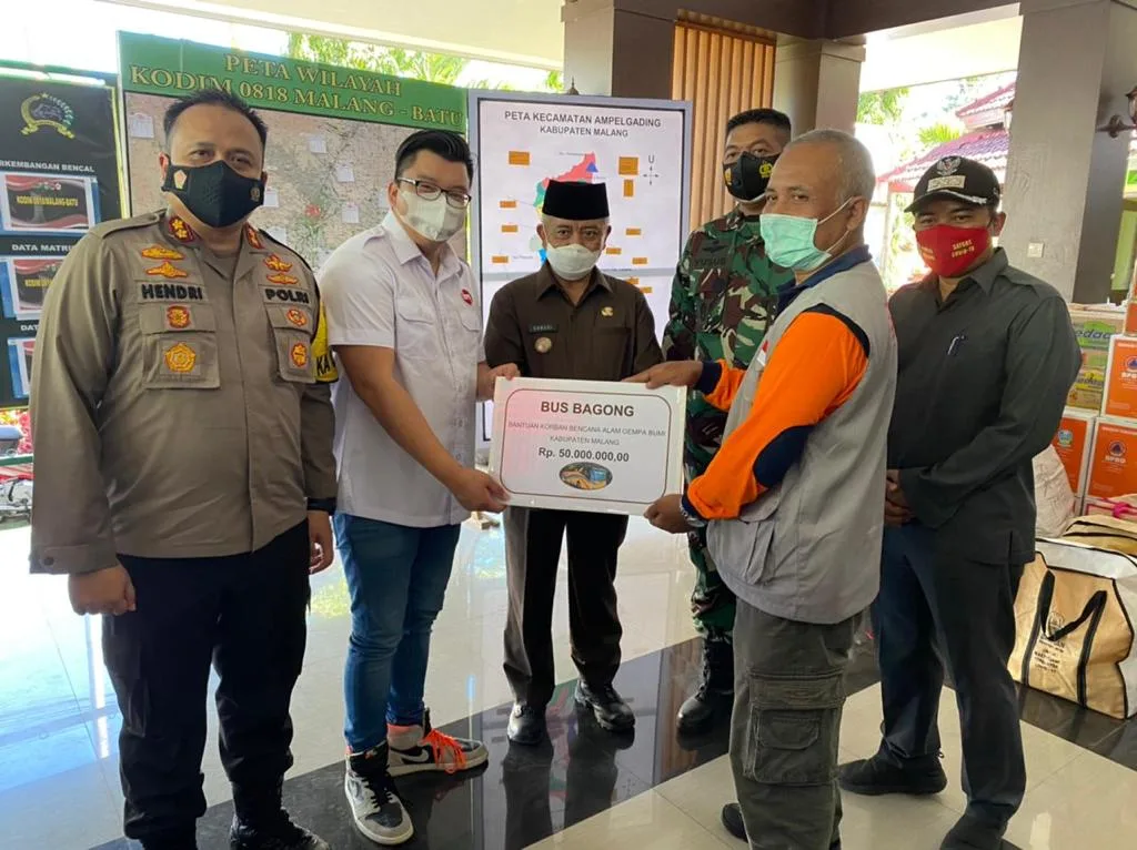 PO Bus Bagong Salurkan Bantuan Uang Tunai dan Beras untuk Korban Gempa Malang
