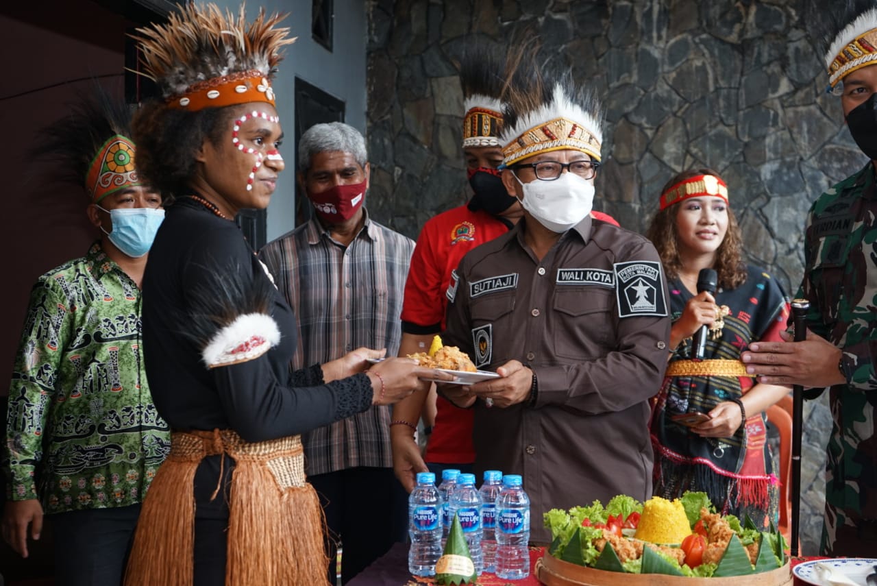 Kunjungan Wali Kota Malang ke asrama kos Paguyuban Mahasiswa Papua. Foto: Humas Pemkot Malang