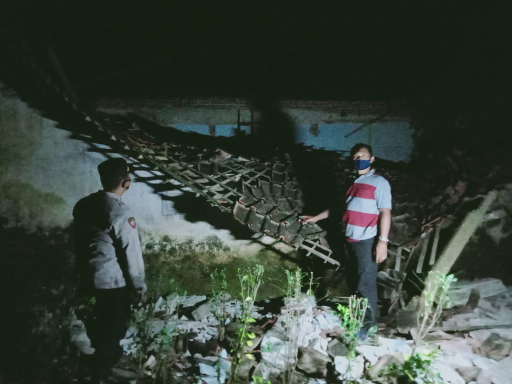 Kades Ringinsari, Slamet Winari, bersama Kapolsek Sumbermanjing Wetan, IPTU Mashudianto, saat meninjau rumah-rumah warga yang rusak akibat gempa bumi. Foto: Rizal Adhi