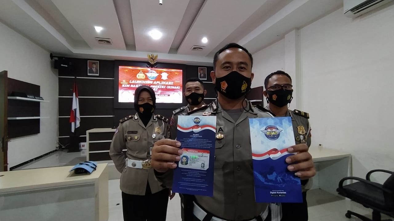 Kasatlantas Polresta Malang Kota, Kompol Ramadan Nasution, menunjukkan contoh SIM yang dibuat lewat layanan Sinar (SIM Nasional Presisi), pada Selasa (13/4/2021). Foto: Ulul Azmy