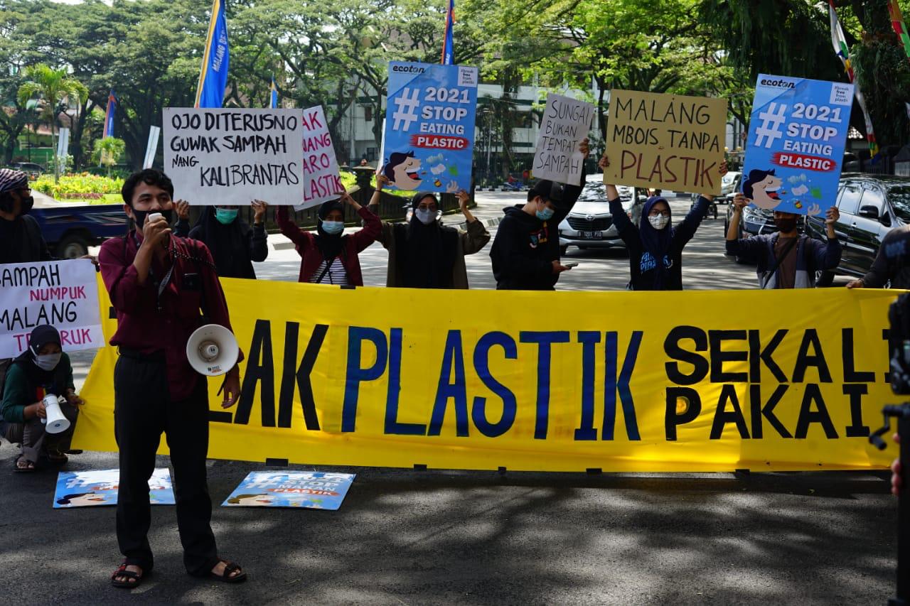 Aktivis lingkungan dari Environmental Green Society saat menggelar aksi Gerakan Puasa Plastik di depan Balai Kota Malang, pada Kamis (15/4/2021). Foto: Ulul Azmy