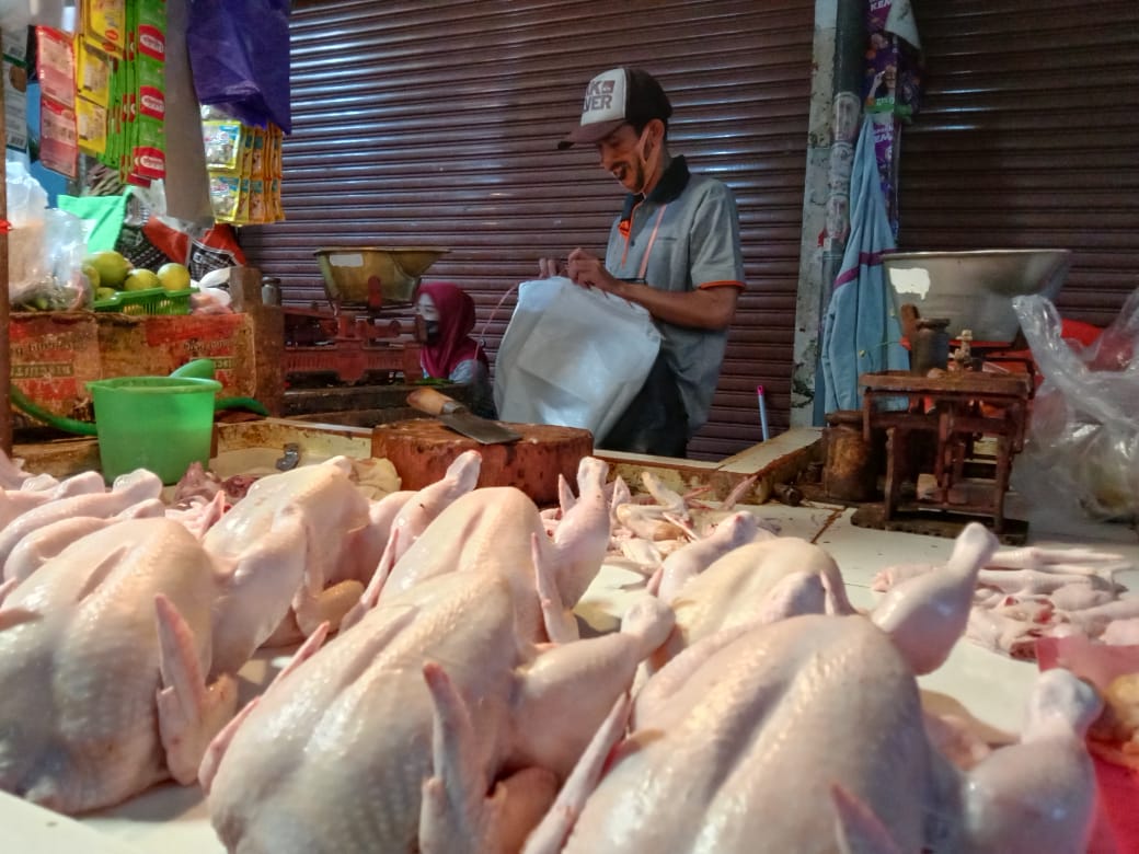 Harga ayam potong di Pasar Besar Kota Batu mencapai Rp 40 ribu. Foto: M Sholeh