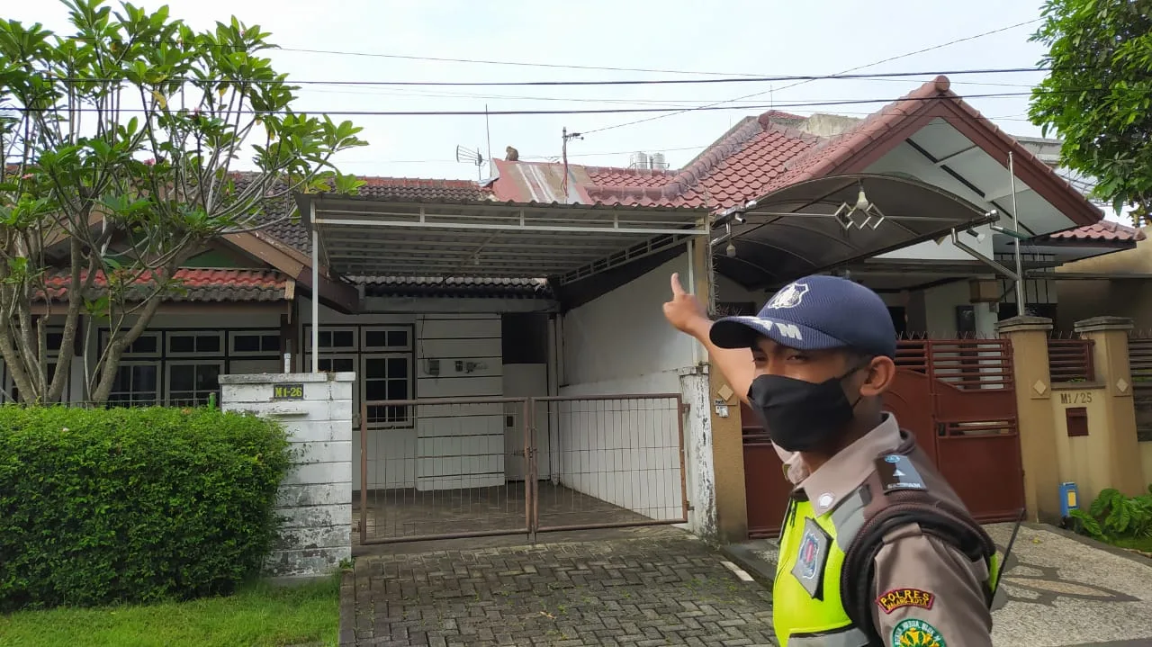 monyet - Seekor Monyet Ekor Panjang Nyasar di Perumahan Araya