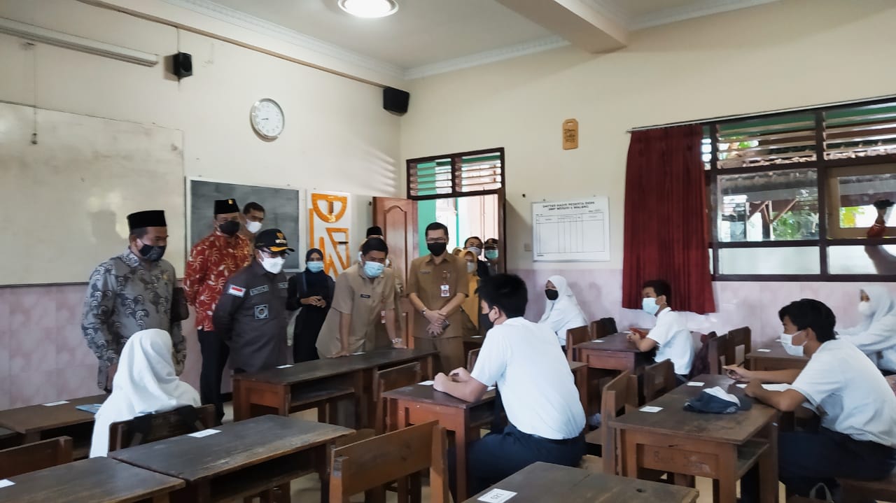 Wali Kota Malang, Sutiaji, saat menanyai seorang siswa SMPN 6 Malang di pelaksanaan Sekolah Tatap Muka, pada Senin (19/4/2021). Foto: Ulul Azmy