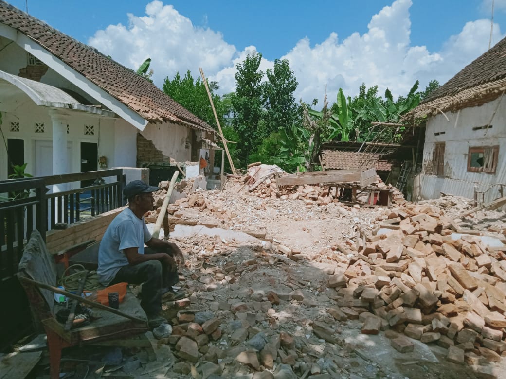 Rumah rusak akibat gempa Malang. Foto: Rizal Adhi