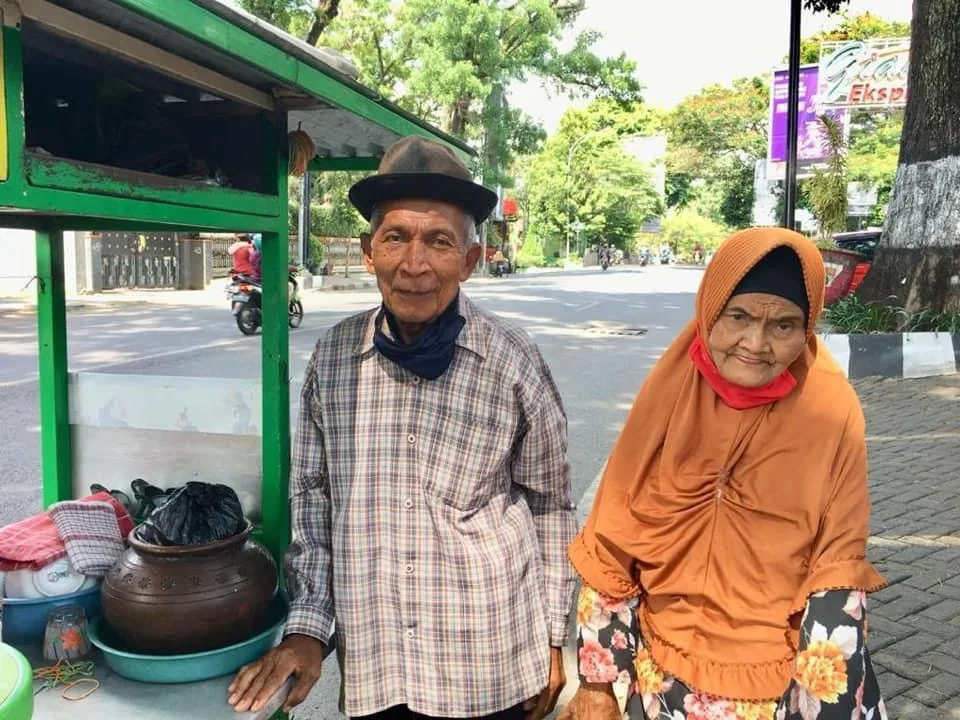 kakek - Potret Pantang Menyerah Kakek dan Nenek Renta Pejuang Kehidupan