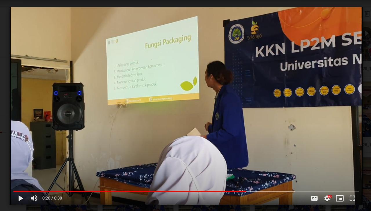 Salah satu mahasiswa KKN UM 2021 saat melaksanakan Pelatihan Packaging kepada warga Desa Selorejo. Foto: dok