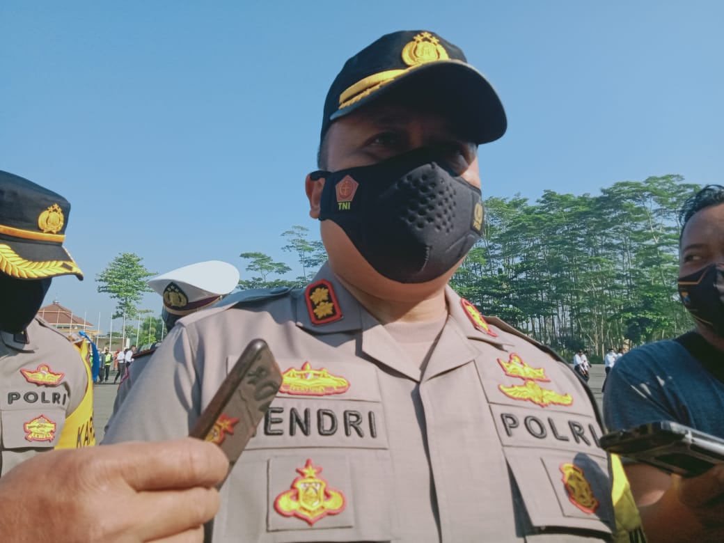 Kapolres Malang, AKBP Hendri Umar, usai melaksanakan Apel Kesiapan Pam Larangan Mudik Hari Raya Idul Fitri 1442 H, di Stadion Kanjuruhan Kepanjen, pada Senin (26/4/2021).