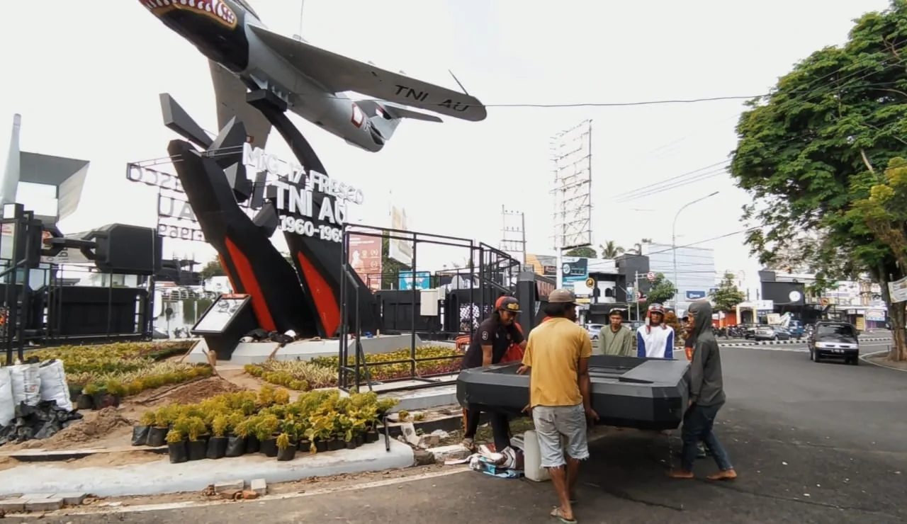 dprd - Respon Desakan DPRD Kota Malang, Reklame Rokok di Monumen Pesawat Suhat Dibongkar