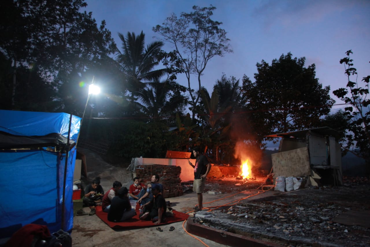 Relawan Tugu Media Peduli buka puasa bersama korban gempa Malang di Desa Sukodadi, Kecamatan Ampelgading, Kabupaten Malang, pada Selasa (27/4/2021). Foto: Ben