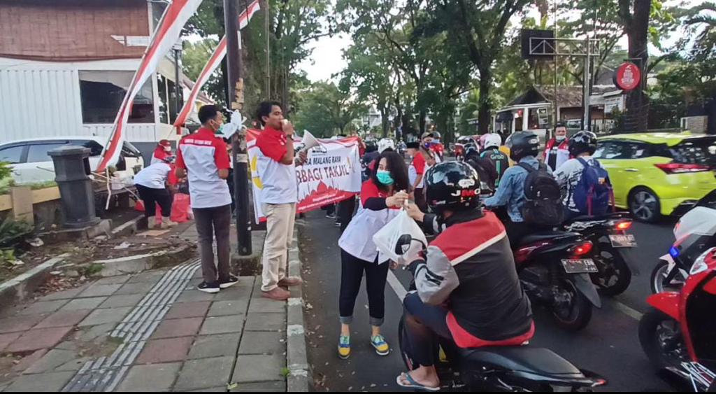 Aksi peduli relawan Lumbung Informasi Rakyat (LIRA) Malang Raya berbagi makanan gratis di Jalan Ijen Kota Malang, pada Selasa (27/4/2021). Foto: Ulul Azmy