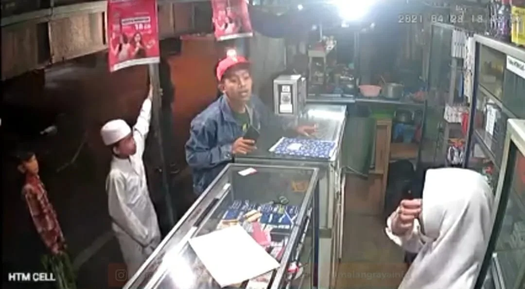 Tangkapan layar adegan kekerasan pria di konter HP di Cukam, Kebalen Wetan, Kota Malang.