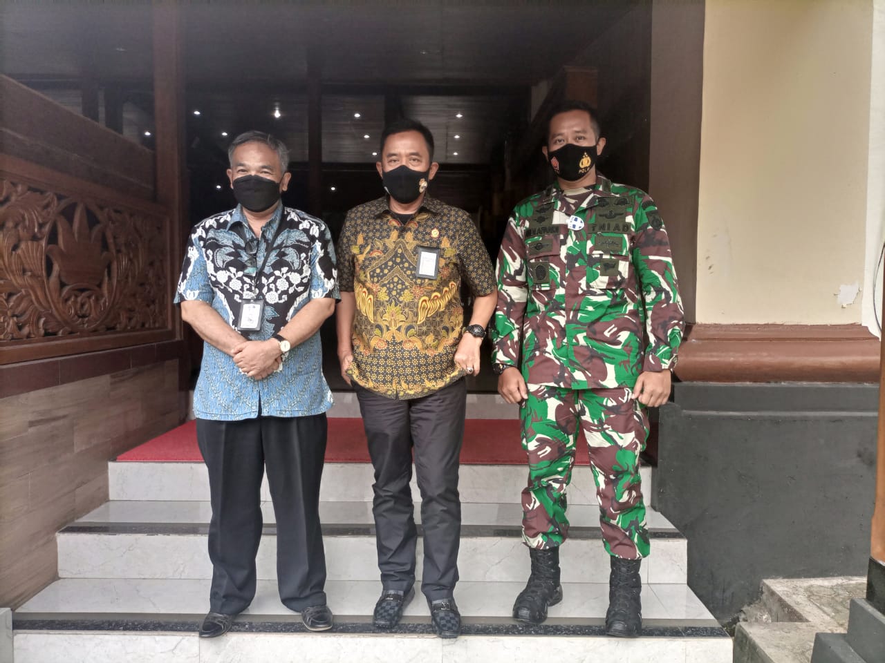 Pakar Komunikasi dan Motivator Nasional Dr Aqua Dwipayana (kiri) bersama Bupati Cilacap Tatto Suwarto Pamuji (tengah) dan Dandim Cilacap Letkol Inf Andi Affandi (kanan) di Pendopo Kabupaten Cilacap.