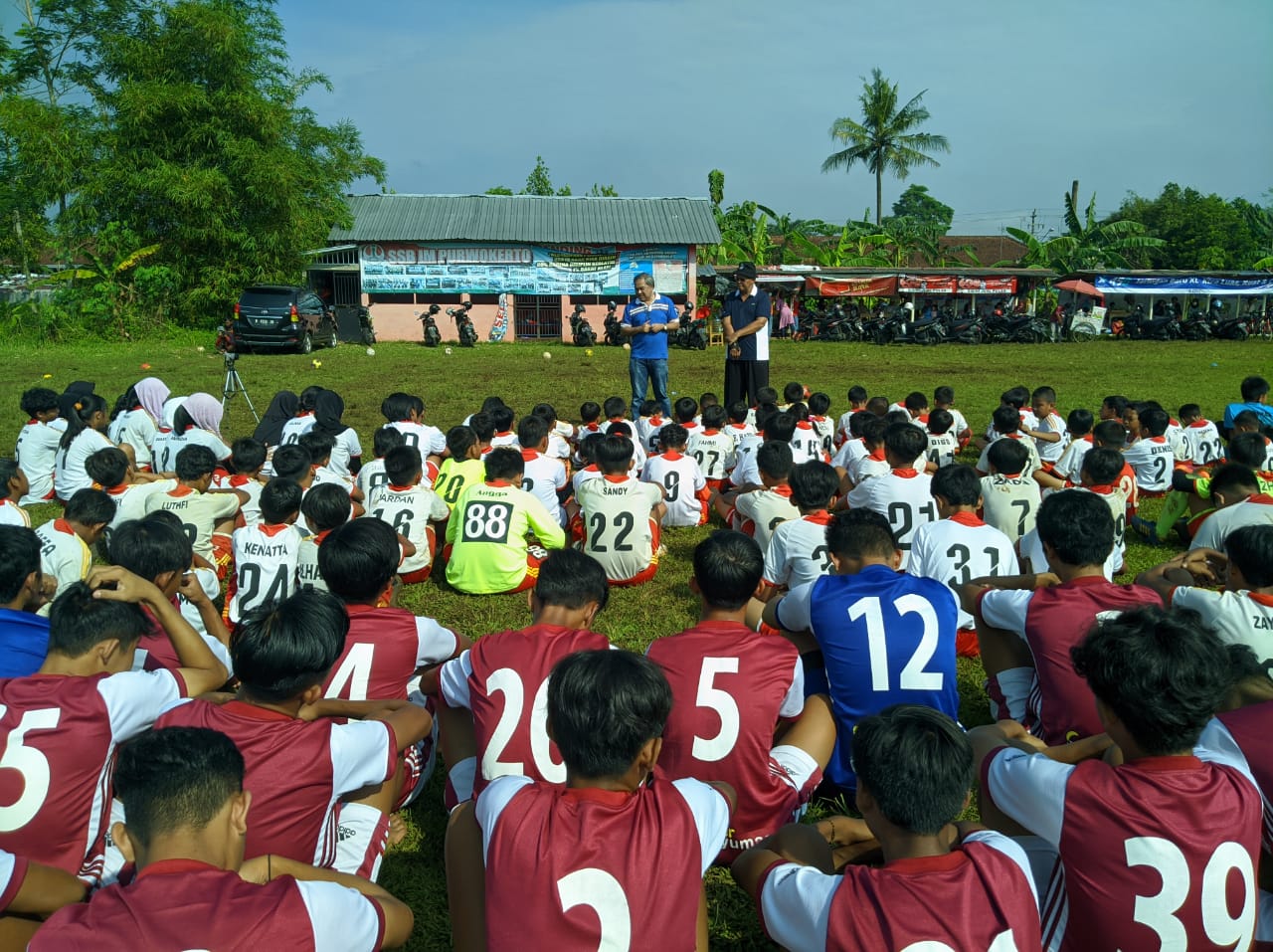 Aqua Dwipayana,Staf Ahli Ketua Umum KONI Pusat Bidang Komunikasi Publik, pada ratusan  siswa Sekolah Sepak Bola Indonesia Muda. dok/Aqua Dwipayana.