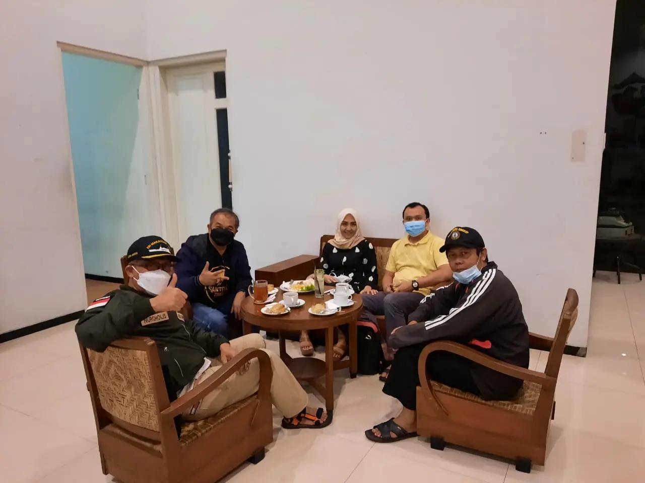 Pakar Komunikasi dan Motivator Nasional, Dr Aqua Dwipayana, bertemu dengan Bupati Cilacap Tatto Suwarto Pamuji. (Foto dok.)