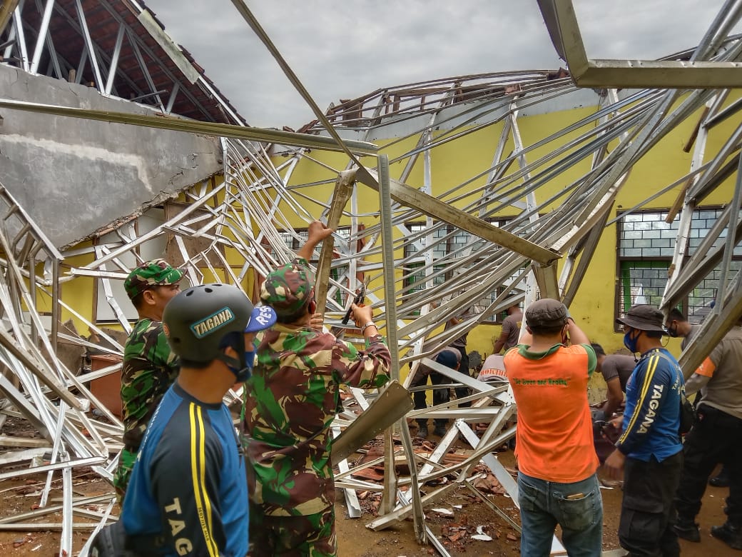 Tim gabungan TNI-Polri dan Tagana serta masyarakat, mengevakuasi reruntuhan bangunan di MAN 2 Turen Malang.(Foto: M Sholeh)