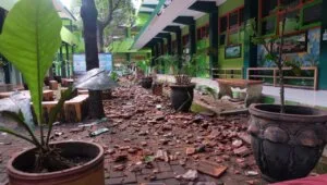Gempa Malang - Gempa Malang, Siswa SMKN 1 Turen Tengah Ujian Langsung Berhamburan Keluar