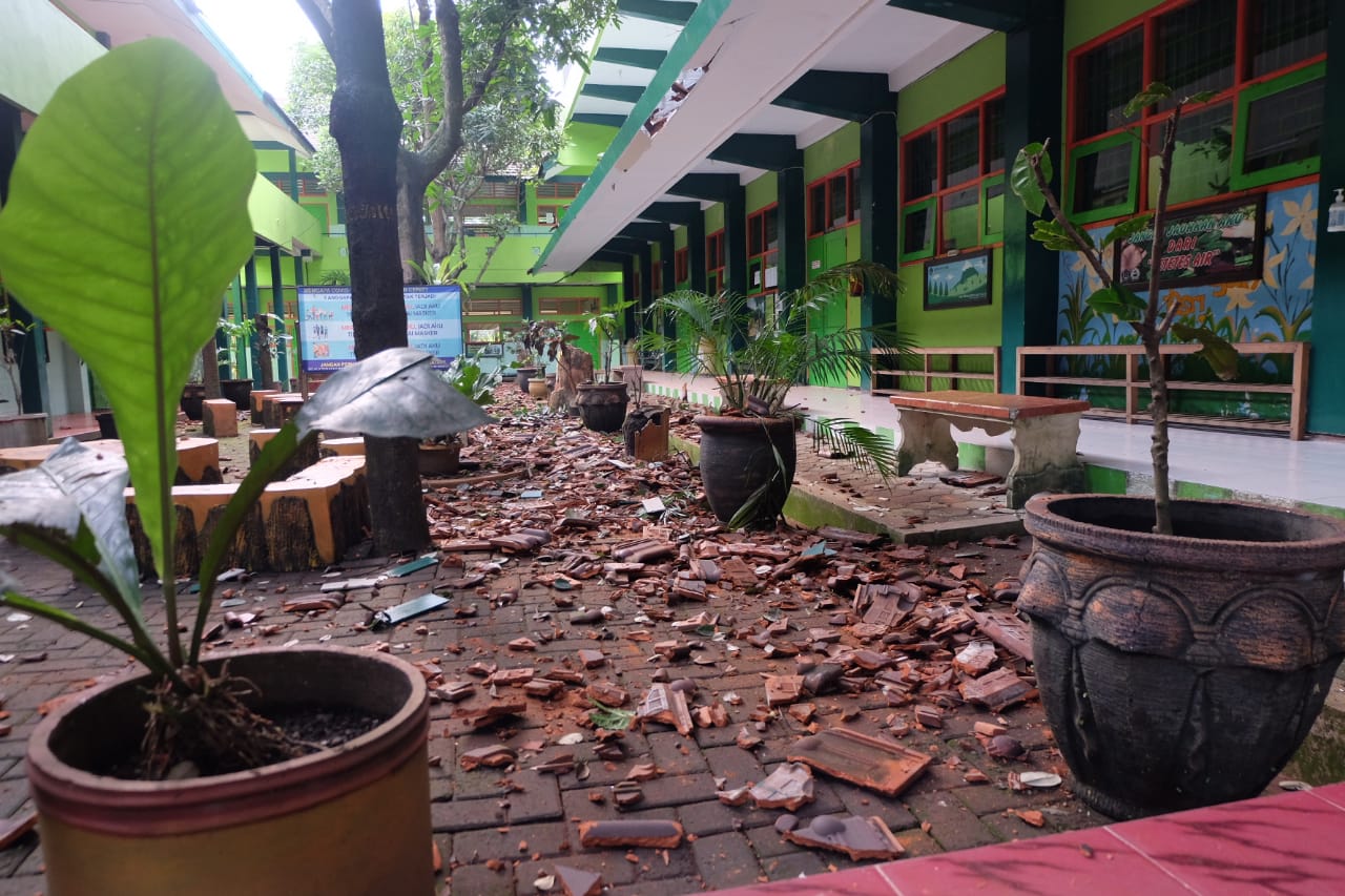 Genting gedung sekolah di SMKN Turen Malang, berjatuhan, akibat gempa Malang.(foto : Rizal Adhi Pratama)