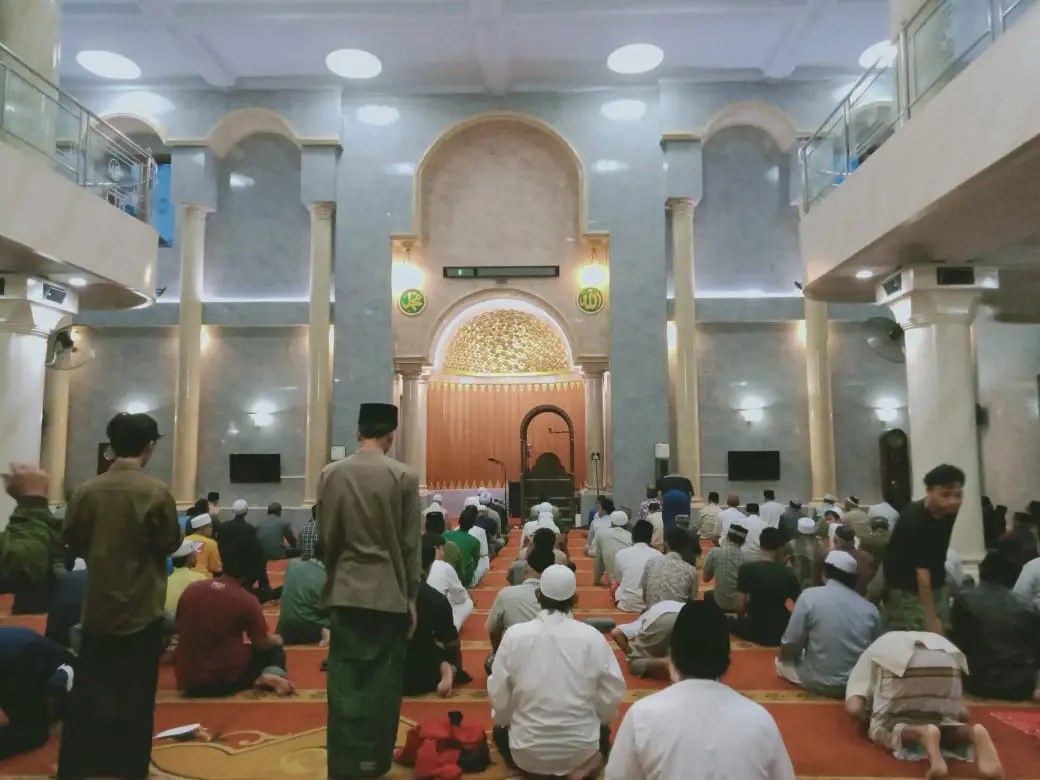 Meskipun Diterpa Pandemi dan Gempa, Warga Tetap Berbondong-bondong Tarawih di Masjid Jami’ Gondanglegi