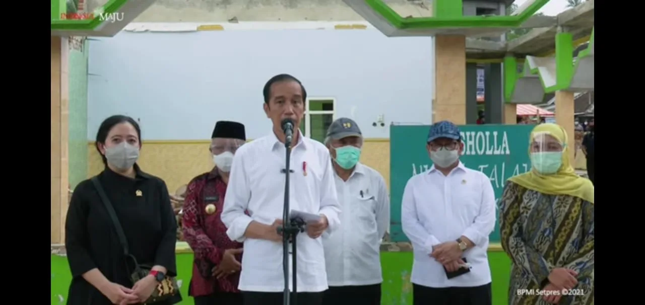 Konferensi pers Presiden Jokowi saat melihat lokasi gempa di Malang. Foto dok.